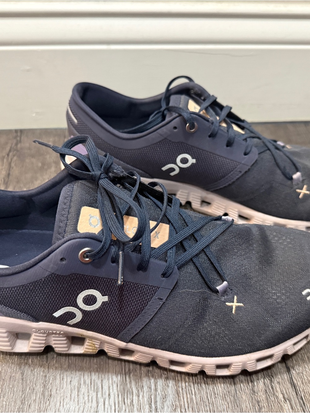 On Running Cloud women’s Running Shoes - Navy (Women’s 11)